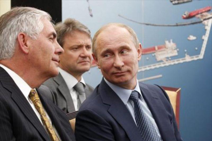 El nuevo secretario de Estado de EEUU, Rex Tillerson, al lado del presidente de Rusia, Vladmir Putin.-EFE / MIKHAIL KLIMENTYEV