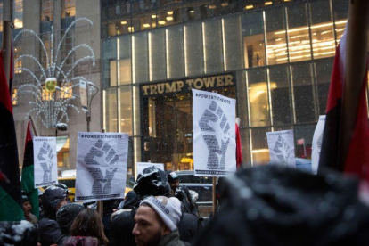 Protesta contra Trump en Nueva York, a su paso por la Trump Tower, el sábado por la tarde.-AFP / KEVIN HAGEN