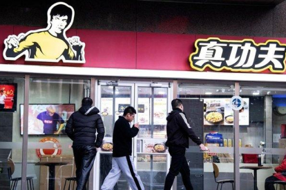 Uno de los restaurantes de la cadena Real Kungfu, con la imagen de Bruce Lee, este jueves en Pekín.-AFP