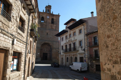 La iglesia de Nuestra Señora del Pino al fondo con el Ayuntamiento de Vinuesa a la derecha. HDS