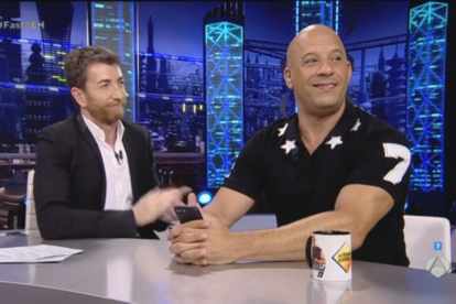Pablo Motos, con el actor estadounidense Vin Diesel, en el programa de Antena 3 'El hormiguero'.-