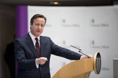 El primer ministro británico, David cameron, durante su discurso sobre inmigración, este jueves.-Foto: AP / MATT DUNHAM