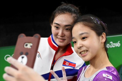 La norcearana Hong Un Jong, a la izquierda, y la sucoreana Lle Eun-Ju se hacen el 'selfie' el pasado día 5 antes de empezar a competir.-DYLAN MARTINEZ