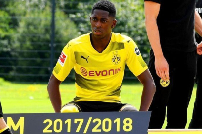 Dembélé, el pasado miércoles, en la sesión fotográfica del Borussia Dortmund.-PATRIK STOLLARZ