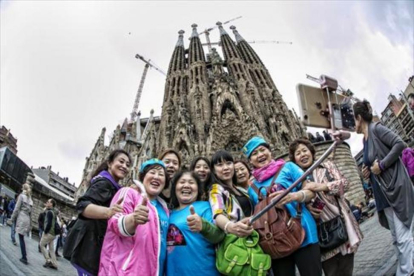 Turistas chinos se fotografían ante la Sagrada Familia, en Barcelona-JOAN CORTADELLAS