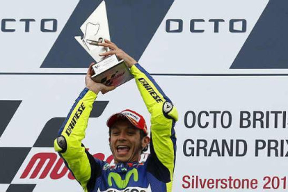 Valentino Rossi celebra su victoria en el Gran Premio de MotoGP en Silverstone.-REUTERS