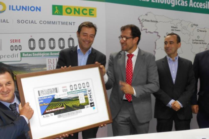 Francisco Sardón, Javier Ramírez, Ismael Pérez y Enrique Pascual, ayer, durante la presentación del cupón en Roa.-L.V.