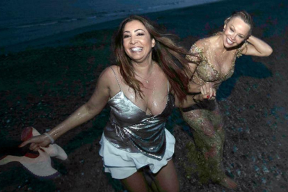 María Bravo y Pamela Anderson, el sábado, en aguas de Marbella.-OLIVER MOTTOS