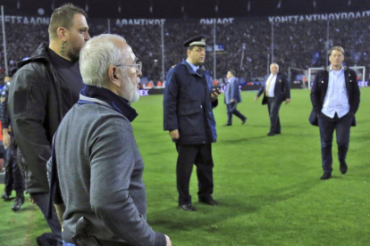 Saviidis, presidente del PAOK, entrando al campo-TS/ AP