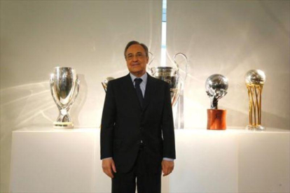 Florentino posa con los últimos trofeos del Madrid.-JUAN MANUEL PRATS