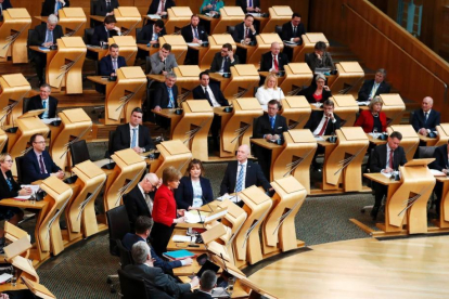 La ministra principal de Escocia, Nicola Sturgeon, interviene momentos antes de la votación del nuevo referéndum en el Parlamento de Escocia.-RUSSELL CHEYNE