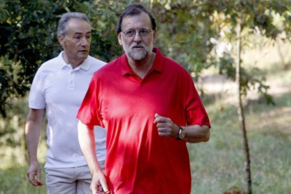 Mariano Rajoy, en su ruta de senderismo por el valle del por el río Umia (Pontevedra).-EFE
