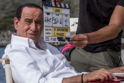 Toni Servilo, durante el rodaje de Loro, la película en la que encarna a Silvio Berlusconi.-EL PERIÓDICO