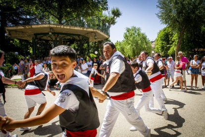 Desfile de peñas en el Domingo de calderas - MARIO TEJEDOR (2)
