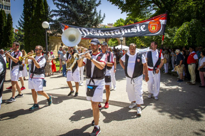 Desfile de peñas en el Domingo de calderas - MARIO TEJEDOR (4)
