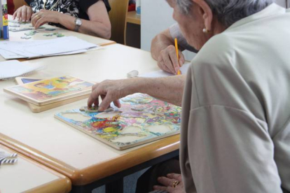 Una mujer participa en un taller para ejercitar la memoria, en una imagen de archivo.-Foto: RICARD CUGAT