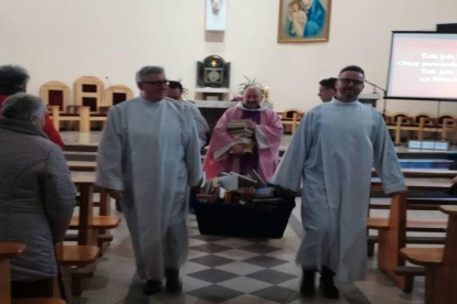 Los sacerdotes en una iglesia de Polonia a punto de quemar los libros.-EL PERIÓDICO