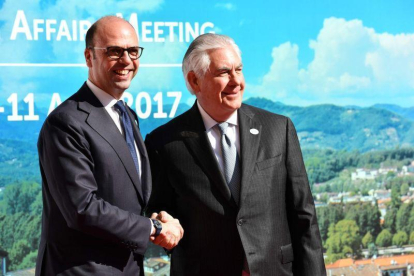 Tillerson con su colega italiano, Angelino Alfano.-VINCENZO PINTO / AFP