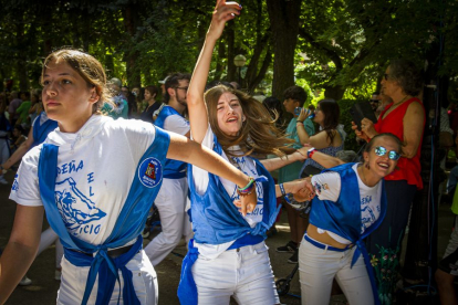 Desfile de peñas en el Domingo de calderas - MARIO TEJEDOR (8)