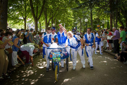 Desfile de peñas en el Domingo de calderas - MARIO TEJEDOR (9)