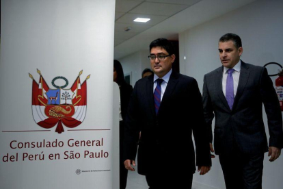 Los fiscales del equipo especial de la Lava Jato en Perú, Rafael Vela y José Domingo Pérez, firmaron un acuerdo de colaboración con la constructora brasileña Odebrecht.-EFE