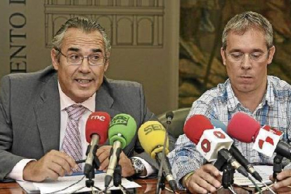 Agustín Rajoy, a la izquierda, exponiendo la situación económica junto al portavoz López Benito,  / JAVIER GUTIÉRREZ -