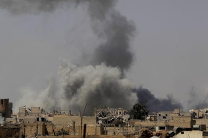 Una densa humareda sube hacia el cielo en los combates entre las Fuerzas Democráticas Sirias y el Estado Islámico en Raqqa (Siria), el 20 de agosto-REUTERS / ZOHRA BENSEMRA