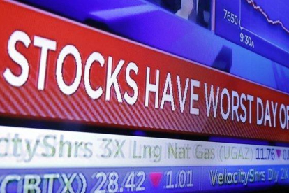 Una pantalla de Wall Street recoge la mala jornada registrada el lunes.-