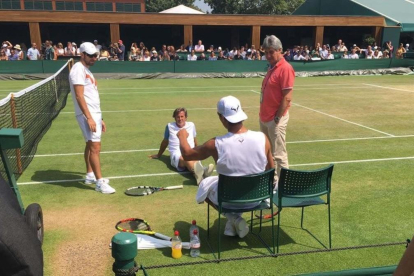 Nadal junto a Francis Roig (entrenador), Rafa Maymó (fisio) y el doctor Ángel Ruiz-Cotorro, en un descanso en Wimbledon. / J-JAUME PUJOL-GALCERAN