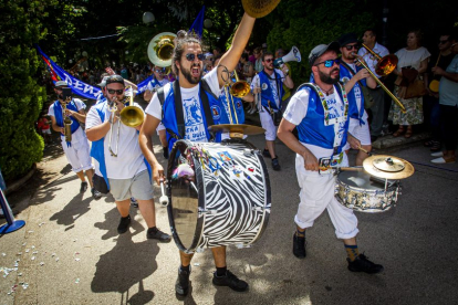 Desfile de peñas en el Domingo de calderas - MARIO TEJEDOR (18)