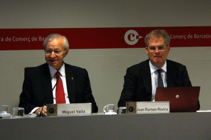 El presidente de la Cámara de Comercio, Miquel Valls (izquierda), y el jefe de Estudios Económicos, Joan Ramon Rovira, este miércoles.-ACN / POL SOLÀ