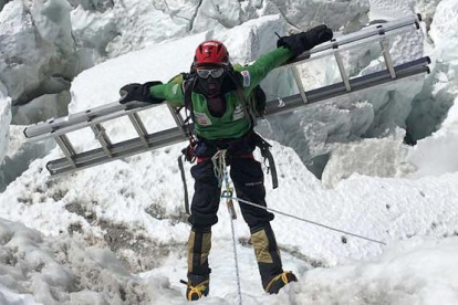 Alex Txikon ya está de nuevo en el campo base del Everest (5.250 metros), adonde llegó el sábado en helicóptero tras una semana de descanso en Kathmandú. El alpinista vasco, que aspira a convertirse en el primer extranjero que asciende al techo de mundo (-ALEX TXIKON
