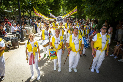 Desfile de peñas en el Domingo de calderas - MARIO TEJEDOR (23)