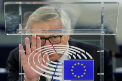 Juncker saluda desde su despacho en Estrasburgo.-VINCENT KESSLER