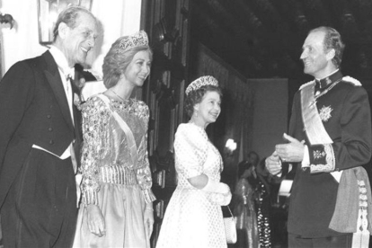 La reina Isabel II y el duque de Edimburgo reciben a los reyes Juan Carlos y Sofía en Londres, el 24 de abril de 1986.-EFE