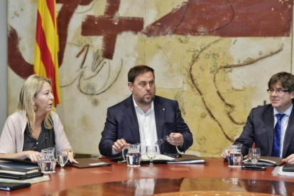 Munté, Junqueras y Puigdemont, este martes, en la reunión del Consell Executiu.-FERRAN SENDRA