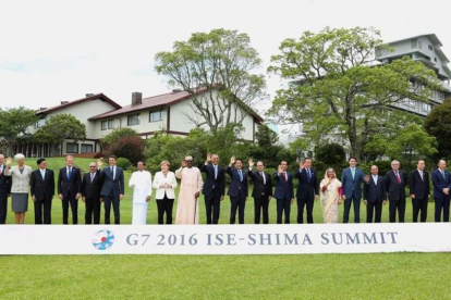 Foto de familia de los presidentes y jefes de Gobierno que han participado en la cumbre del G7 en Japón.-AFP