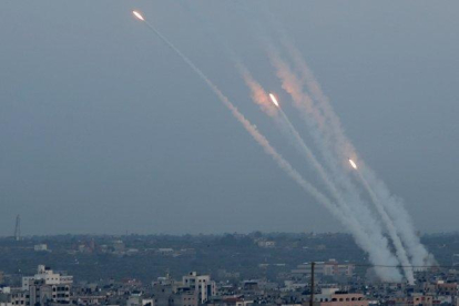 Aumentan los ataques con cohetes sobre la Fraanja de Gaza.-REUTERS