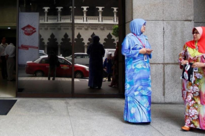 Dos mujeres malasias en una calle de Kuala Lumpur.-SAMSUL SAID / REUTERS