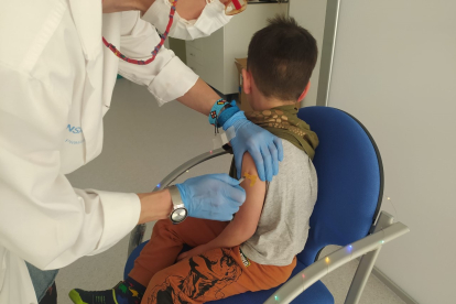 Un niño se vacuna en el Hospital Santa Bárbara. IRENE LLORENTE
