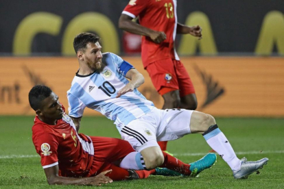 Messi y Miller disputan por el balón en el Argentina-Panamá de la Copa América que los argentinos han ganado por 5-0.-AFP / JONATHAN DANIEL