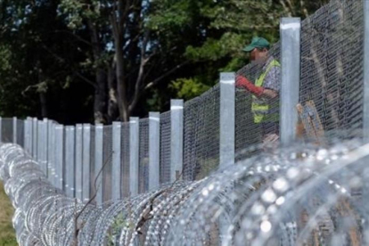 Trabajos en un sector de la valla levantada por Hungría en su frontera con Serbia, el 31 de mayo pasado.-CSABA SEGESVARI / AFP