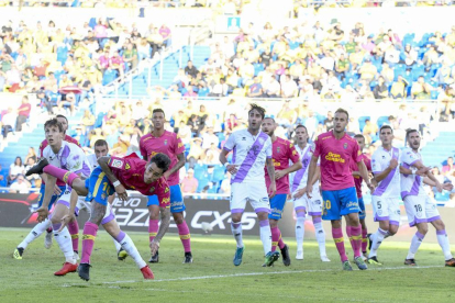 Guillermo intenta rematar durante el partido del pasado sábado ante laUnión Deportiva Las Palmas.-HDS