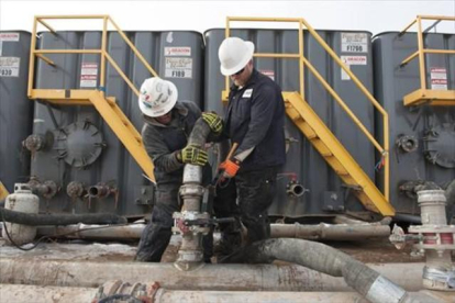 Trabajadores del fracking. /-REUTERS / ANDREW CULLEN