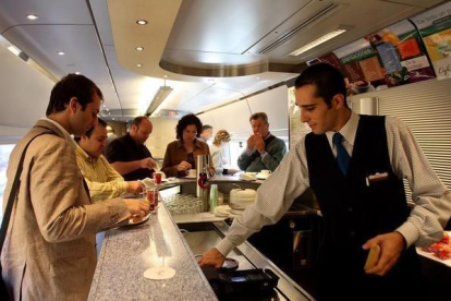 Un camarero sirve a un cliente en el bar de un tren AVE.-DANNY CAMINAL