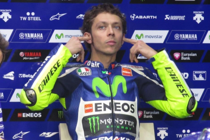 Rossi se aprieta los tapones en los oídos antes de ponerse el casco en Jerez-EMILIO PÉREZ DE ROZAS