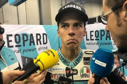 Joan Mir (Honda) muestra su extrañeza por su pésima carrera hoy en Motegi (Japón).-EMILIO PÉREZ DE ROZAS  / ENVIADO ESPECIAL