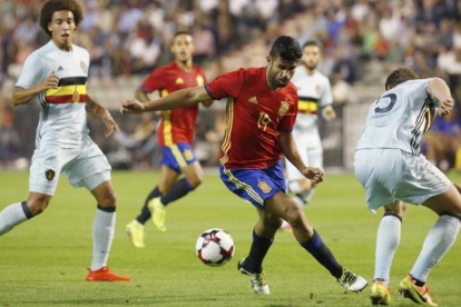 Diego Costa controla un balón, durante al amistoso entre España y Bélgica disputado en Bruselas.-SERGIO BARRENECHEA