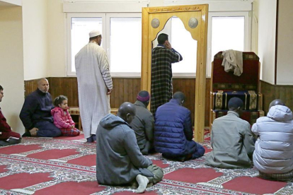 Varios musulmanes rezando el interior de la mezquita de Soria.-VANESSA AJENJO