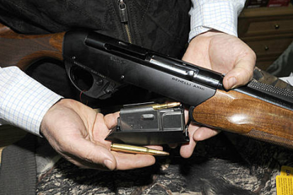 Un hombre muestra un modelo de arma que estaría prohibido en caso de aprobarse el Reglamento. / VALENTÍN GUISANDE-